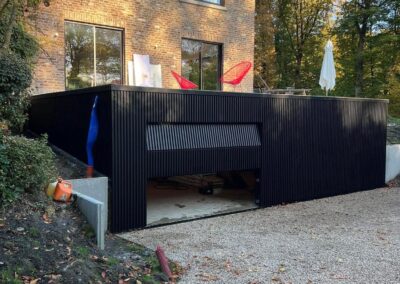 Bardage extérieur noir sur Garage