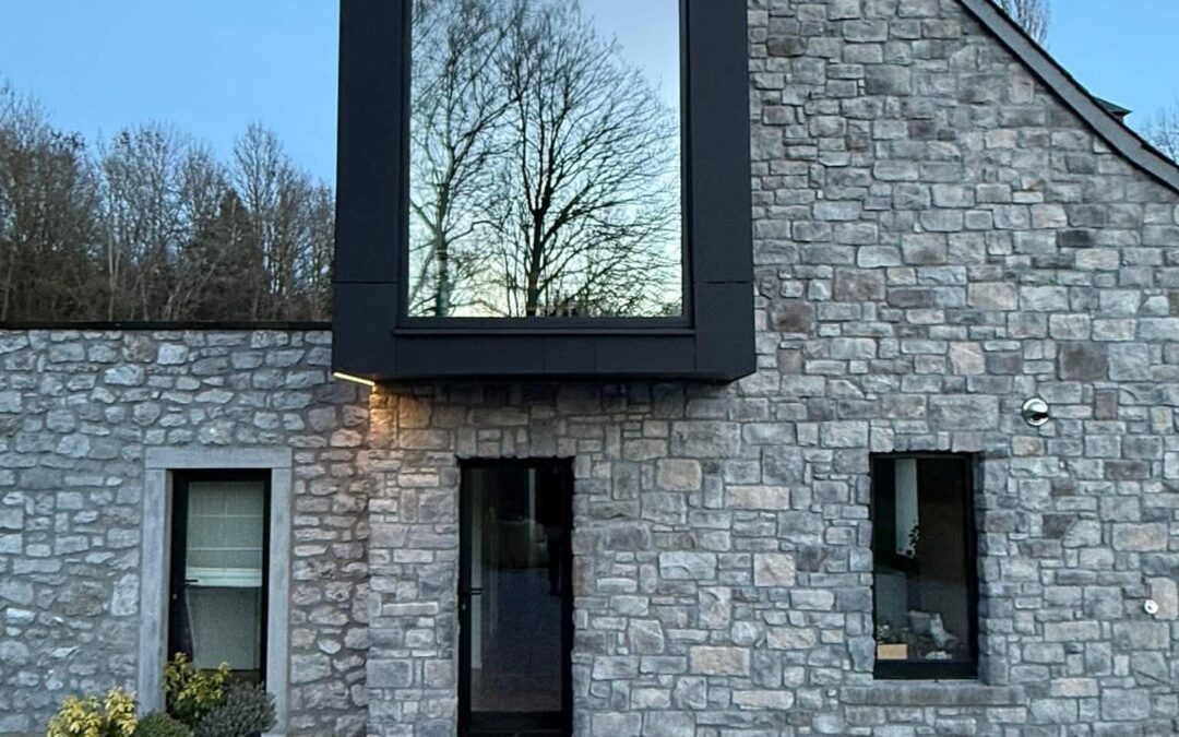 Menuiserie extérieure sur façade en pierre