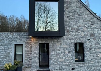 Menuiserie extérieure sur façade en pierre